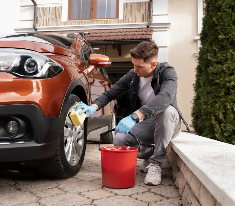Lavage auto à domicile Gaillan-en-Médoc : professionnel intervenant sur un véhicule